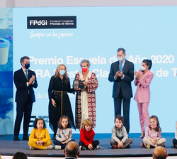 Sus Majestades los Reyes junto a alumnos y autoridades tras la entrega del Premio Escuela año 2020 de la Fundación Princesa de Girona
